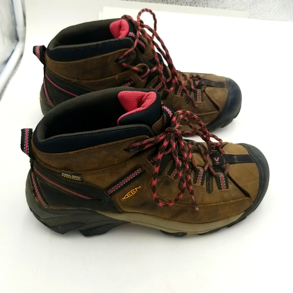 Women's  KEEN Waterproof Hiking Boots Size 9.5